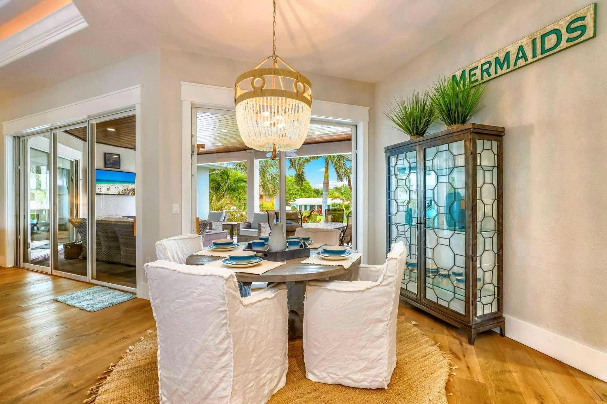 Bikinis And Martinis Waterfront Canal Villa Anna Maria Exterior photo