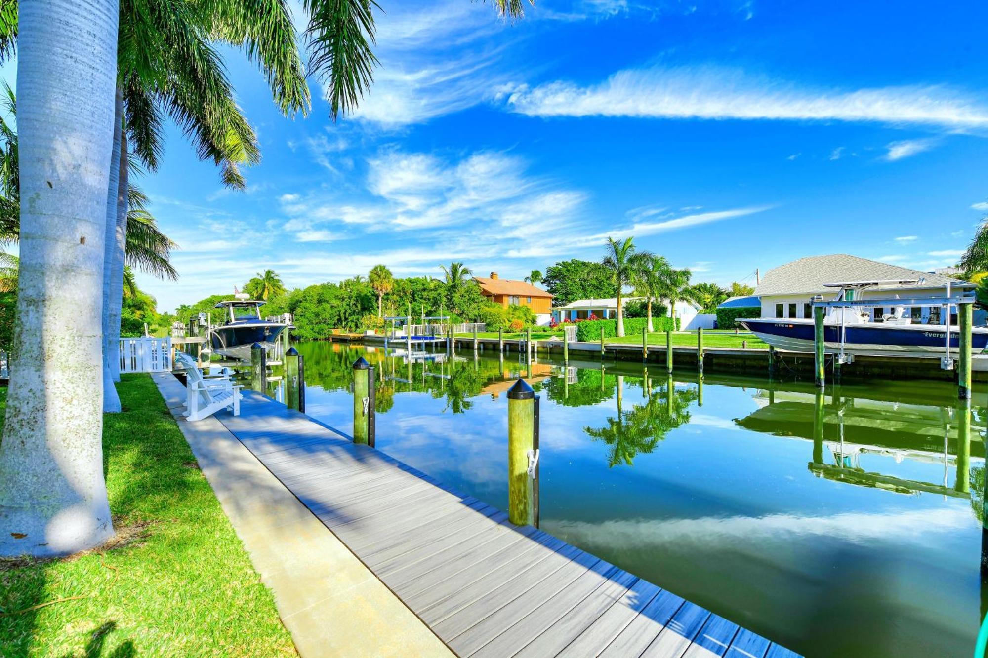 Bikinis And Martinis Waterfront Canal Villa Anna Maria Exterior photo