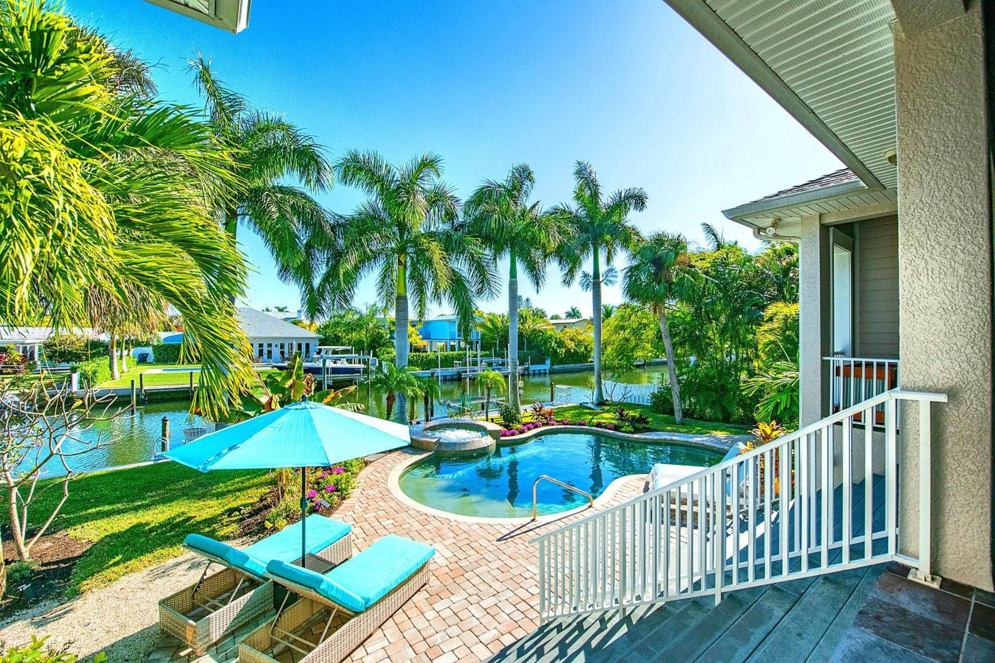 Bikinis And Martinis Waterfront Canal Villa Anna Maria Exterior photo